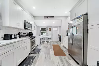 110 N Park Avenue, Bay Shore, NY 11706 - Photo 15
