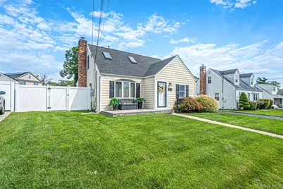 525 Secatogue Avenue, Farmingdale, NY 11735 - Photo 3