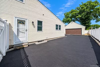 525 Secatogue Avenue, Farmingdale, NY 11735 - Photo 33