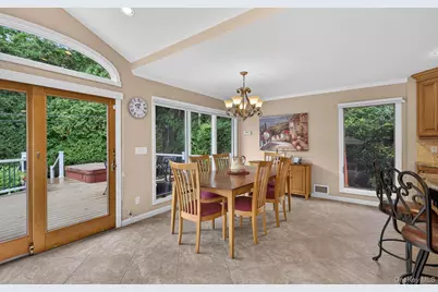 33 Phipps Lane, Plainview, NY 11803 - Photo 15