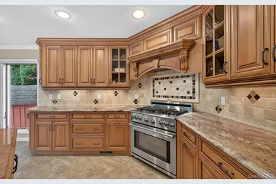33 Phipps Lane, Plainview, NY 11803 - Photo 11