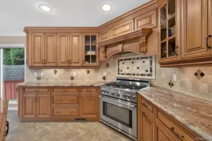 33 Phipps Ln, Plainview, NY 11803 - Photo 11