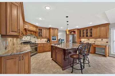 33 Phipps Lane, Plainview, NY 11803 - Photo 17