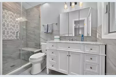 33 Phipps Lane, Plainview, NY 11803 - Photo 21
