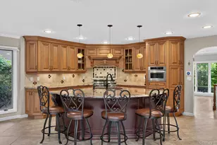 33 Phipps Ln, Plainview, NY 11803 - Photo 9