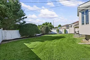 698 Edgewood Dr, Westbury, NY 11590 - Photo 35