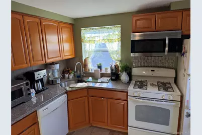 222 Colonial Avenue #2nd Fl, Williston Park, NY 11596 - Photo 11