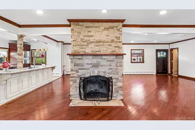 77 Jefferson Avenue, Roslyn Heights, NY 11577 - Photo 17