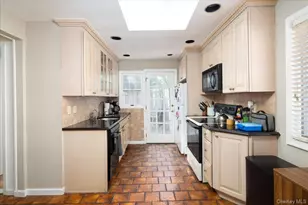 10 Seneca Dr, Massapequa, NY 11758 - Photo 9