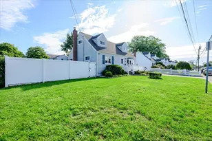 957 N Fulton Ave, Lindenhurst, NY 11757 - Photo 19