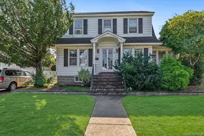 34 Kingsland Place, Babylon, NY 11702 - Photo 1