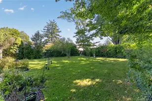 4 Oak Tree Ln, Huntington Station, NY 11746 - Photo 19