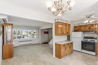 38 Croyden Lane, Hicksville, NY 11801 - Photo 9
