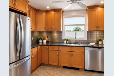 537 E Park Avenue #Upper, Long Beach, NY 11561 - Photo 3