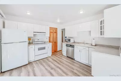 17 Fenwick Avenue, Farmingville, NY 11738 - Photo 9