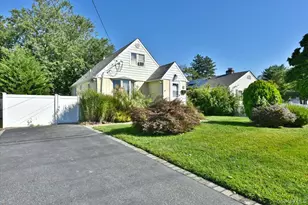 35 Montauk Dr, Bay Shore, NY 11706 - Photo 3
