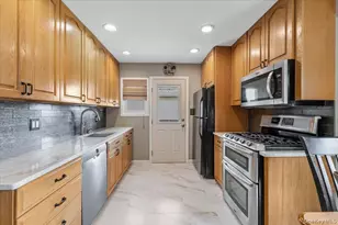 41 Cornell Ln, Hicksville, NY 11801 - Photo 11