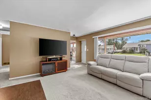 41 Cornell Ln, Hicksville, NY 11801 - Photo 3
