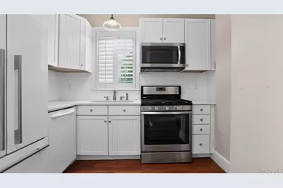 1058 Plandome Road, Manhasset, NY 11030 - Photo 7