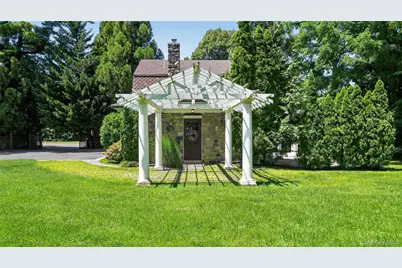 1058 Plandome Road, Manhasset, NY 11030 - Photo 3