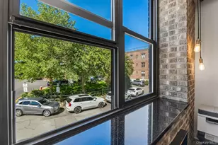1 Town House Pl, Great Neck, NY 11021 - Photo 9