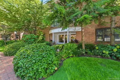 1 Town House Place #2L, Great Neck, NY 11021 - Photo 1