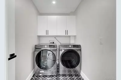 81 E End Avenue, Hicksville, NY 11801 - Photo 33