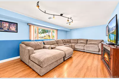 833 N Fulton Avenue, Lindenhurst, NY 11757 - Photo 9
