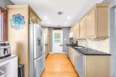 833 N Fulton Avenue, Lindenhurst, NY 11757 - Photo 7