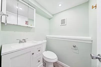 833 N Fulton Avenue, Lindenhurst, NY 11757 - Photo 11