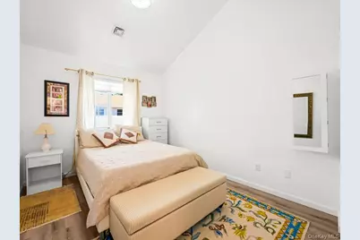 208 Hendrick Avenue E, Glen Cove, NY 11542 - Photo 17
