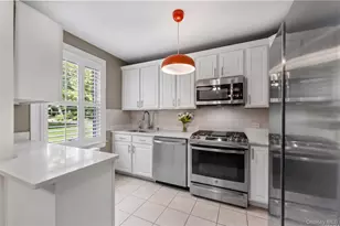 24 Edwards St, Roslyn Heights, NY 11577 - Photo 5