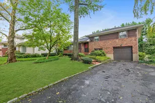 197 Birch Dr, Manhasset Hills, NY 11040 - Photo 21