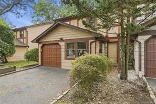 28 Hampton Ct, Woodbury, NY 11797 - Photo 3