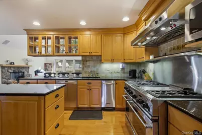 3494 Overlook Avenue, Yorktown Heights, NY 10598 - Photo 5