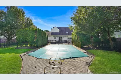 25 Laurel Lane, Holtsville, NY 11742 - Photo 13