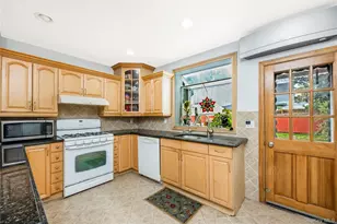 164-36 76th Ave, Fresh Meadows, NY 11366 - Photo 11