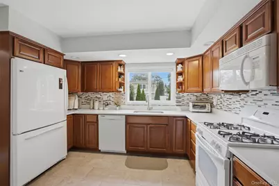 23 Apple Tree Drive, Hauppauge, NY 11788 - Photo 9