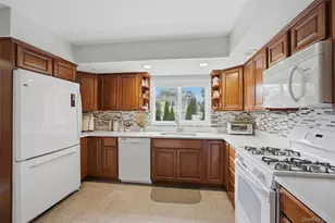 23 Apple Tree Dr, Hauppauge, NY 11788 - Photo 9