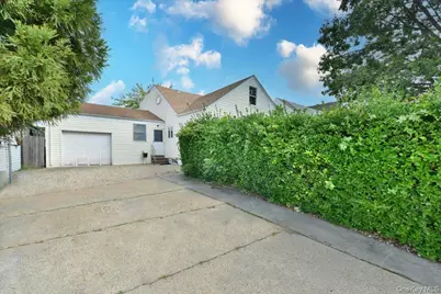 403 Oak Street, Copiague, NY 11726 - Photo 5