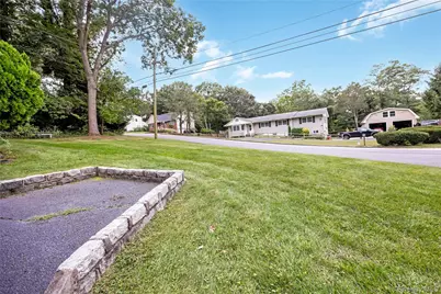 146 Elm Street, Ronkonkoma, NY 11779 - Photo 5