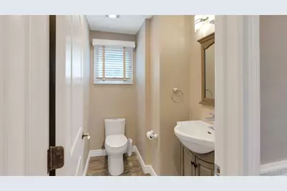 148 Wyandanch Avenue, Babylon, NY 11702 - Photo 11
