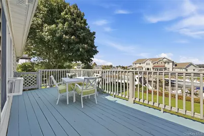 121 Drake Court, West Islip, NY 11795 - Photo 9