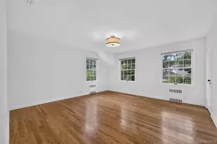 70 Woodedge Rd, Manhasset, NY 11030 - Photo 17