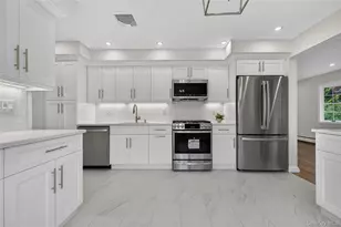 70 Woodedge Rd, Manhasset, NY 11030 - Photo 11