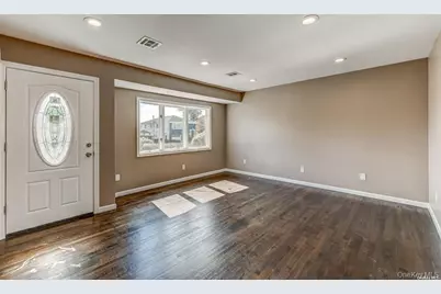 218 E Alhambra Avenue, Lindenhurst, NY 11757 - Photo 9