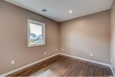 218 E Alhambra Avenue, Lindenhurst, NY 11757 - Photo 23