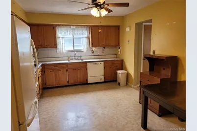 110 Crest Avenue, Elmont, NY 11003 - Photo 21