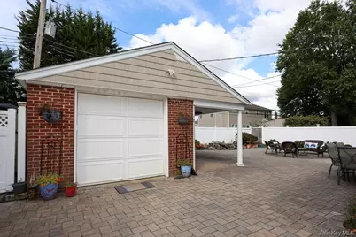 21 Kathleen Drive E, Syosset, NY 11791 - Photo 37