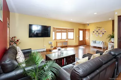 21 Kathleen Drive E, Syosset, NY 11791 - Photo 9